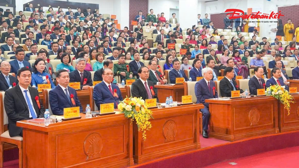 Dự buổi lễ có nguyên Tổng Bí thư Nông Đức Mạnh, lãnh đạo các bộ, ban, ngành, Đảng, đoàn thể và cơ quan của trung ương cùng hơn 200 đại biểu điển hình tiên tiến tiêu biểu trên toàn tỉnh Thái Nguyên. Ảnh: Toán Nguyễn.. 