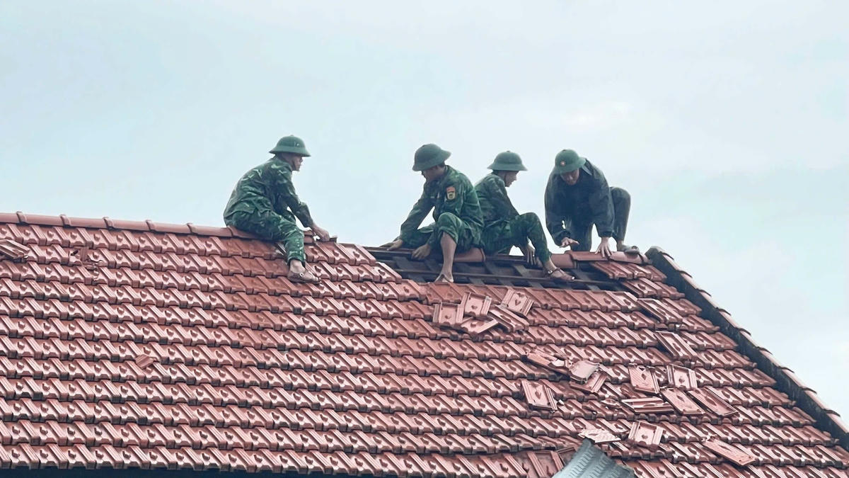 Đồn Biên phòng Phong Hải hỗ trợ người dân lợp lại mái nhà do lốc xoáy. Ảnh: D.M.