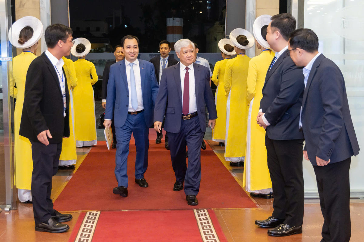 Ủy viên Bộ Chính trị, Bí thư Trung ương Đảng, Chủ tịch UBTƯ MTTQ Việt Nam Đỗ Văn Chiến và các đại biểu tham dự buổi lễ. Ảnh: Quang Vinh.