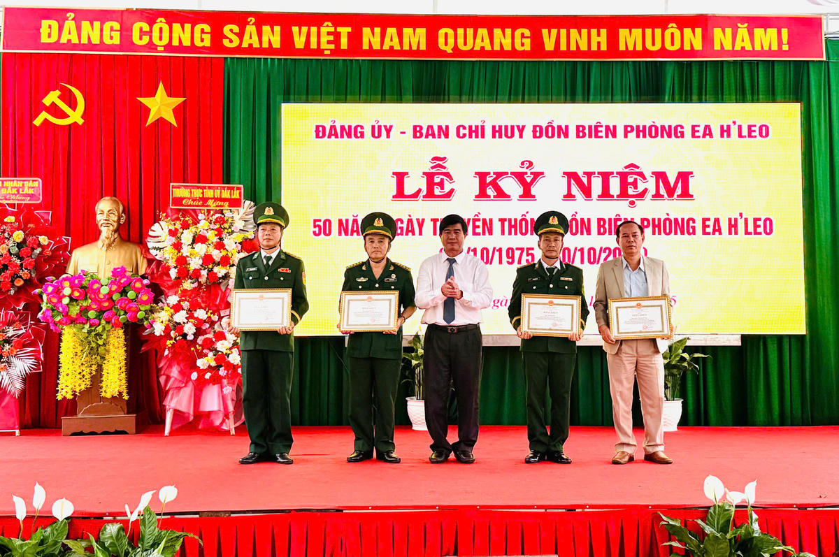 Lãnh đạo UBND tỉnh Đắk Lắk tặng Bằng khen của Chủ tịch UBND tỉnh cho 1 tập thể và 3 cá nhân của Đồn Biên phòng Ea H’Leo. Ảnh: Thanh Nga.