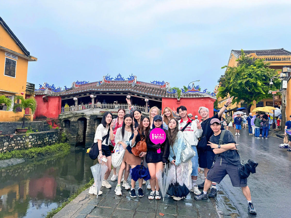 Đoàn KOL Malaysia tham quan phố cổ Hội An. Ảnh: Nguyễn Tú.