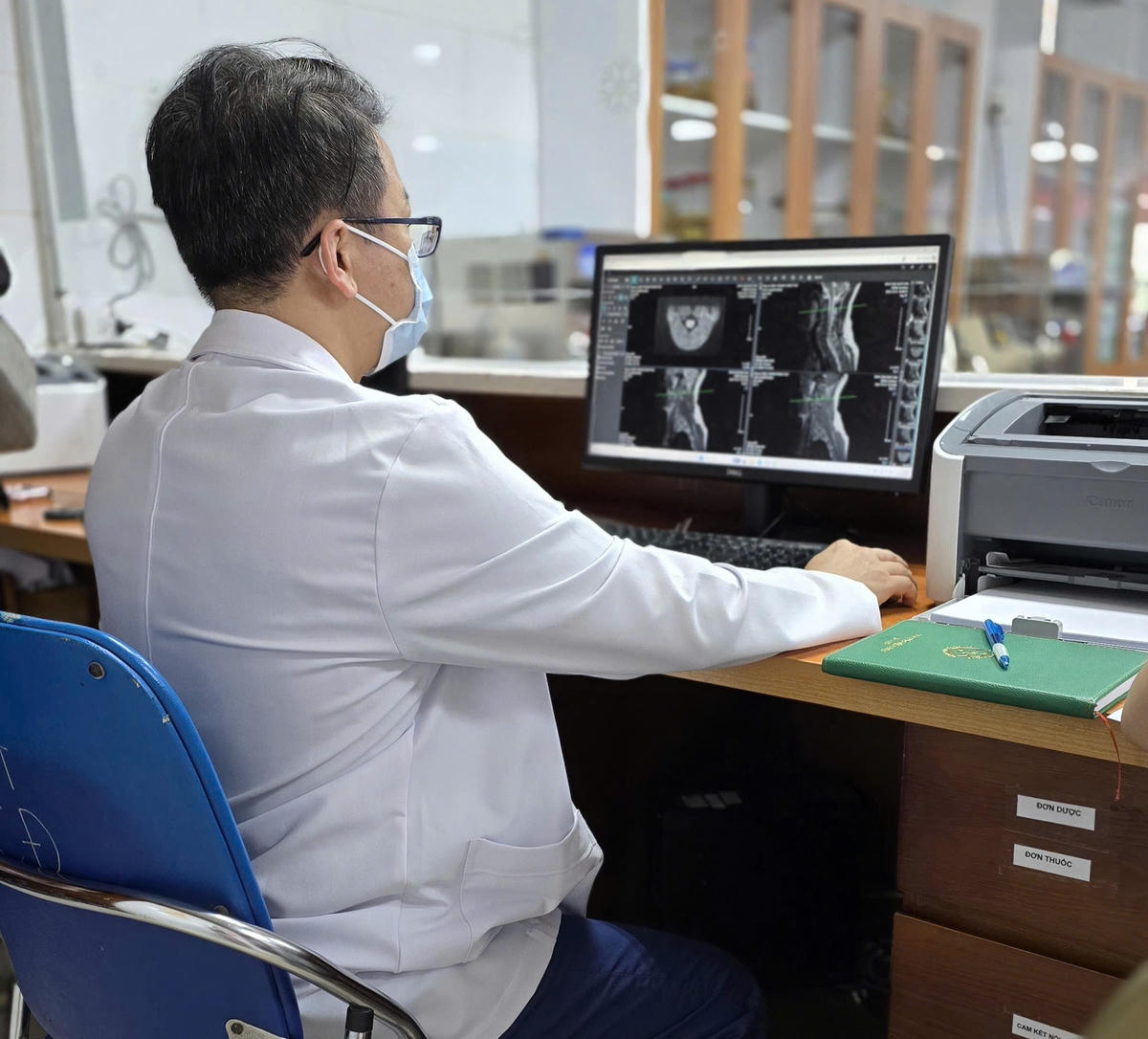 Hình ảnh tổn thương tủy sống trên bệnh nhân ngộ độc khí N2O. Ảnh: BVCC