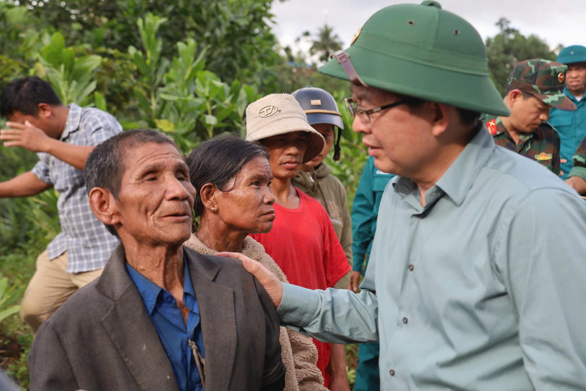Phó Thủ tướng Hồ Quốc Dũng thăm hỏi, động viên người dân ở điểm sơ tán tập trung Trường Mầm non số 1 Hương Trà, xã Tây Trà Bồng. Ảnh: CV.