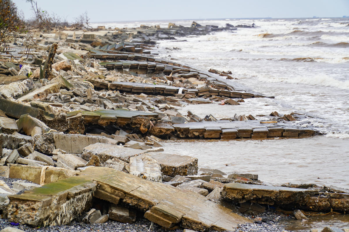 Ông Ngô Hoài Nam - Chủ tịch UBND xã Rạng Đông cho biết, từ những năm trước, tuyến kè này đã bị sóng biển đánh sập nhiều đoạn. Sau cơn bão số 10 vừa qua, kè tiếp tục bị sập thêm 300m, đe dọa khu vực ven bờ. Ảnh: Đình Minh.