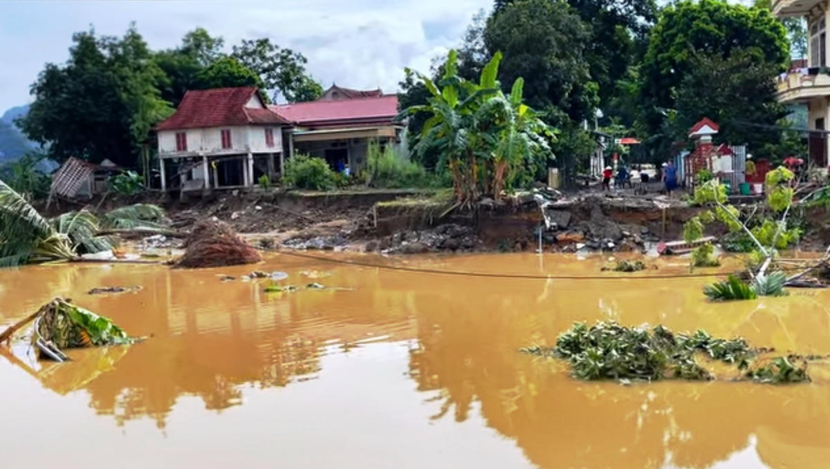 Sạt lở bờ tả sông Mã đang đe dọa đến tính mạng và tài sản của bà con thôn Kim Mẫm (tỉnh Thanh Hóa). Ảnh: Nguyễn Chung.