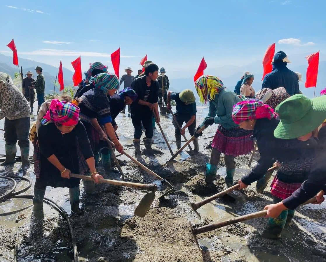 Cán bộ MTTQ xã Khao Mang tham gia ngày cuối tuần cùng dân. Ảnh: Thanh Xuân.