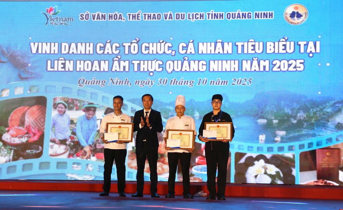 Ông Nguyễn Lâm Nguyên, Phó Giám đốc Sở Văn hóa, Thể thao và Du lịch tỉnh Quảng Ninh trao giải cho các đơn vị đạt giải Vàng tại Liên hoan ẩm thực Quảng Ninh 2025. 