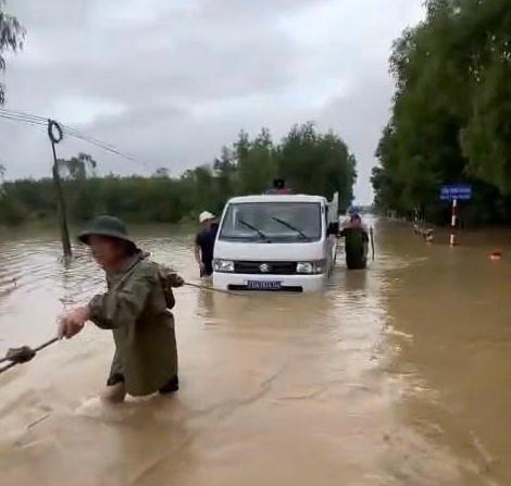 Lực lượng chức năng xã Trà Giang đưa sản phụ đến bệnh viện an toàn. Ảnh: Công an cung cấp.