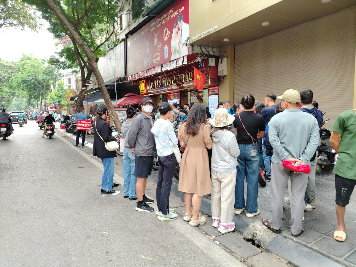 Người dân xếp hàng chờ mua vàng. Ảnh: H.H.
