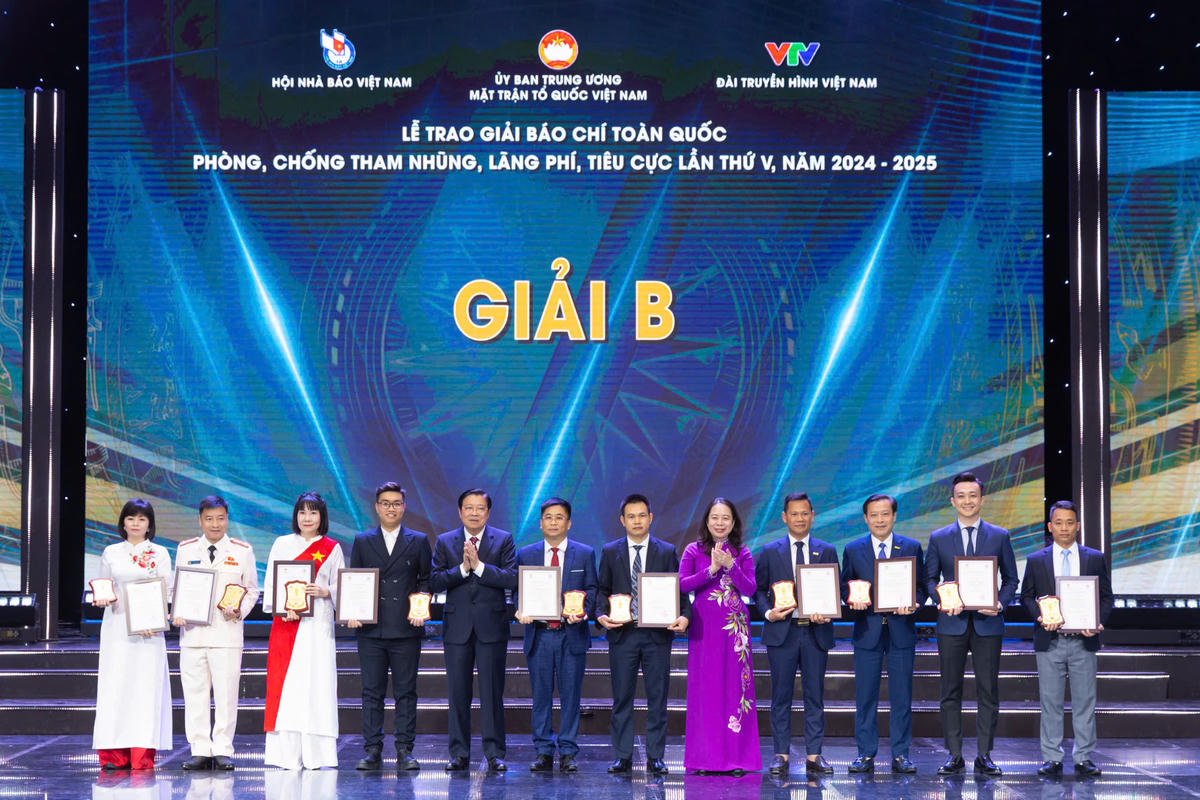 Trưởng Ban Nội chính Trung ương&nbsp;Phan Đình Trạc, Phó Chủ tịch nước&nbsp;Võ Thị Ánh Xuân&nbsp;trao Giải B cho các tác giả đoạt giải. Ảnh: Quang Vinh.