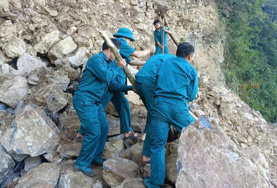 Sau 5 ngày khoan nổ với hơn 5.000 m³ đá, tuyến đường vào 6 bản đã được thông cơ bản, giúp người dân đi lại an toàn. Ảnh: TĐ