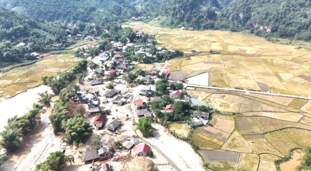 Làng Chút vẫn ngập trong "mỏ cát". Ảnh: Tuấn Trung.