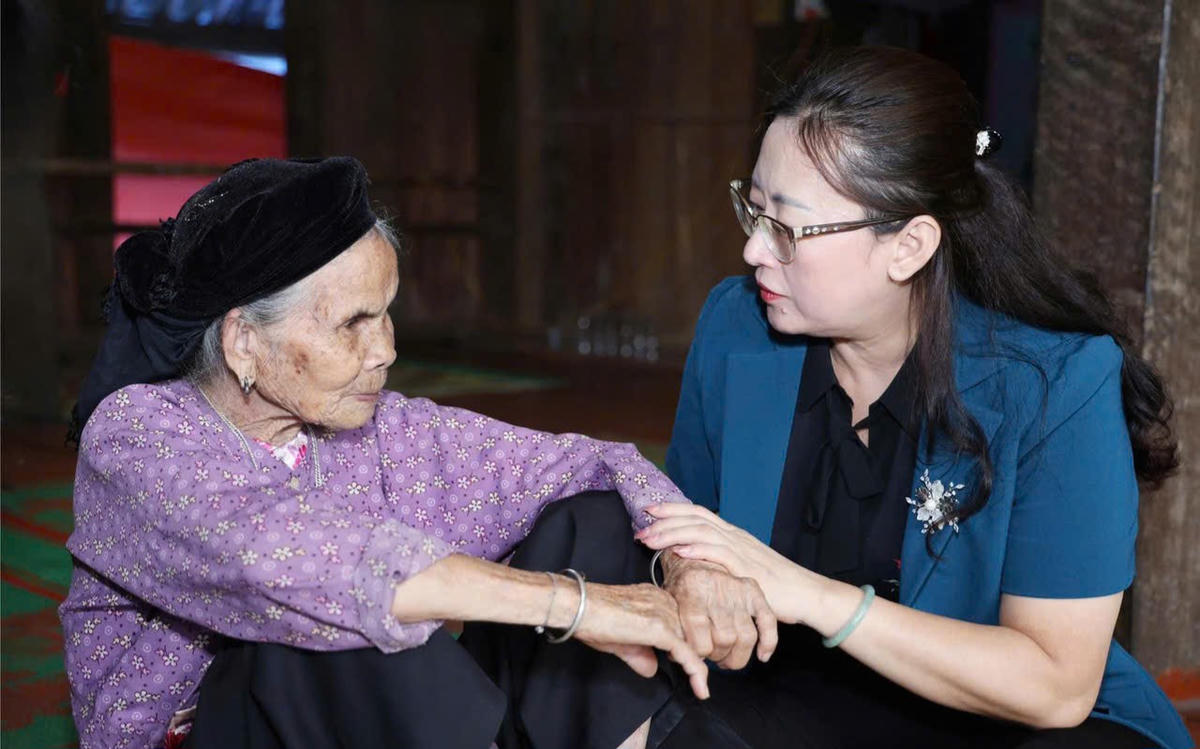 Quan tâm người có hoàn cảnh khó khăn, yếu thế, người có công luôn được Ủy ban MTTQ Việt Nam tỉnh Lào Cai quan tâm. Ảnh: Thanh Xuân.