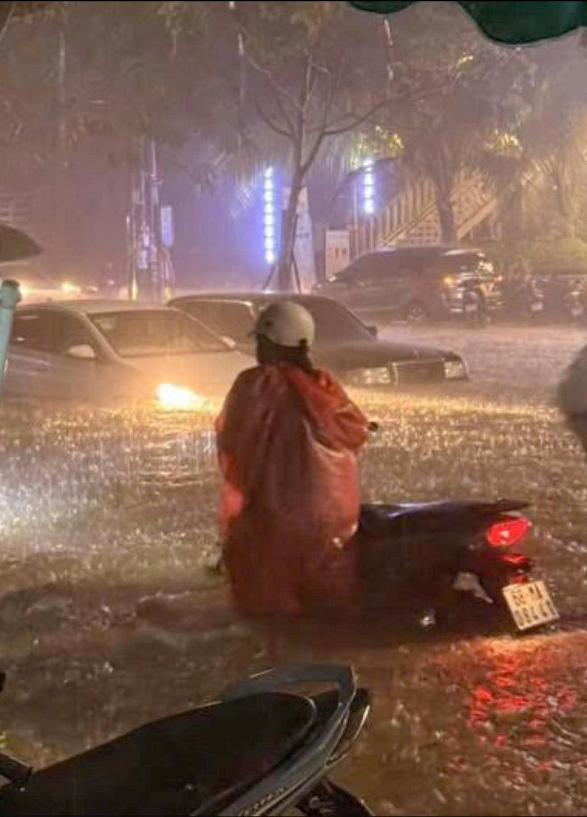 Mưa ngập cục bộ một số nơi ở đặc khu Phú Quốc tối 29-10. Ảnh: Ra Ril.