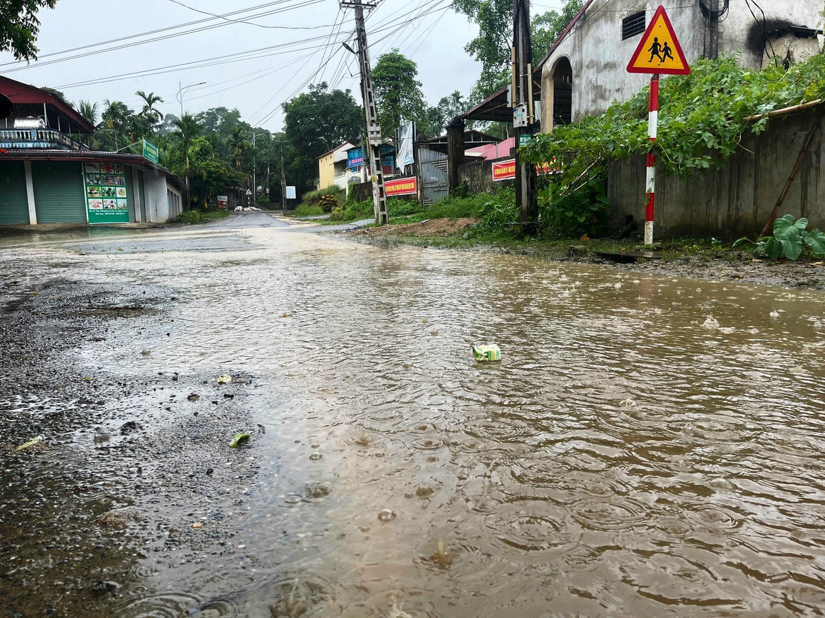 Nước đọng lại thành vũng lớn, mặt đường nhanh chóng bị sụt lún, hư hỏng. Ảnh: Nguyễn Chung