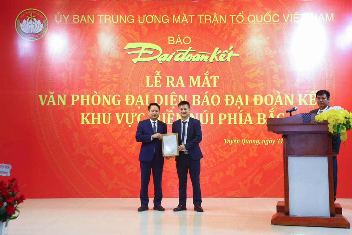 Tổng Biên tập Báo Đại đoàn kết Trương Thành Trung trao Quyết định thành lập Văn phòng khu vực miền núi phía Bắc. Ảnh: Lê Khánh.