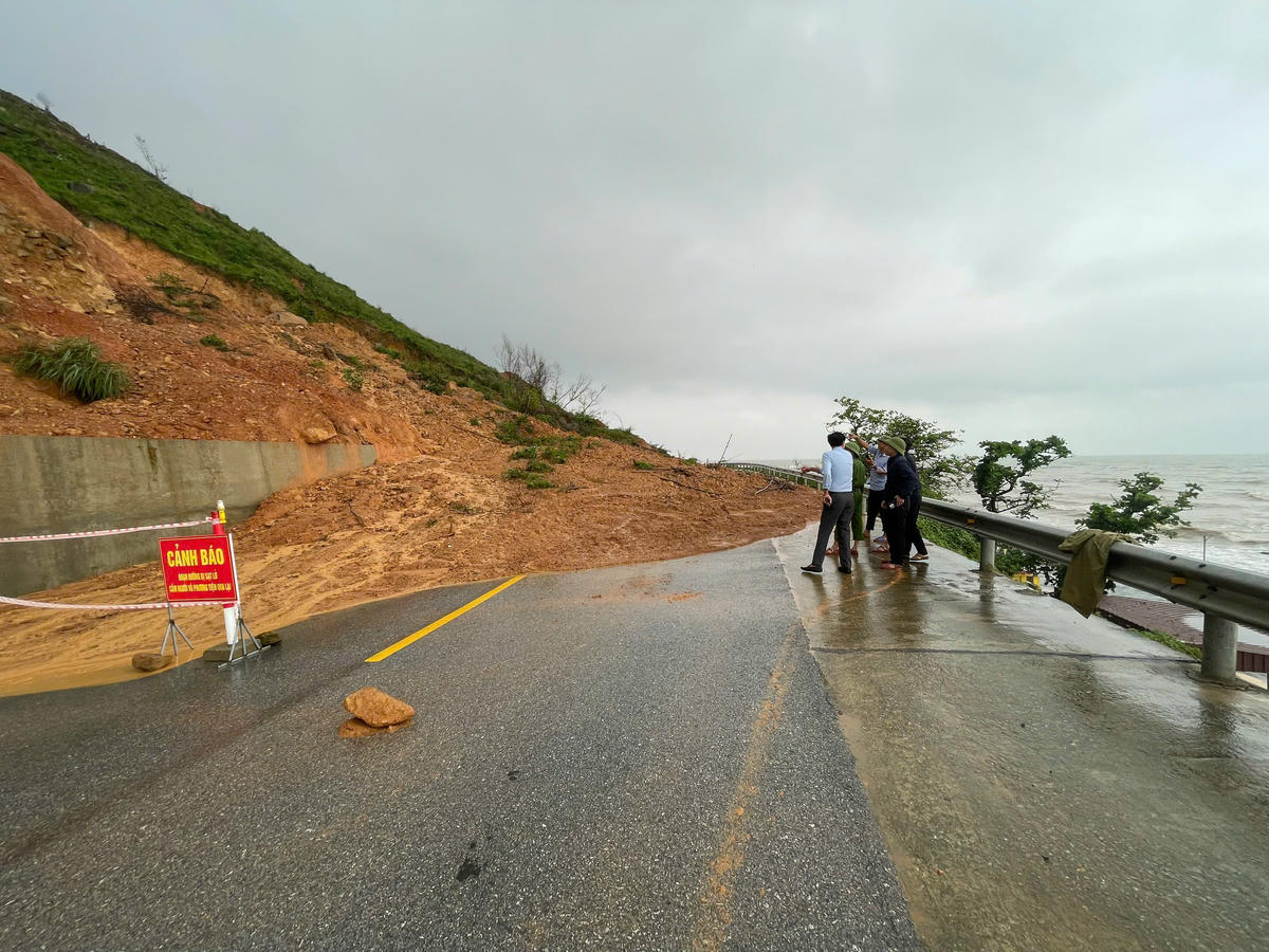 Đoạn đường ven biển giáp ranh giữa xã Kỳ Khang và phường Hải Ninh bị chia cắt hoàn toàn do sạt lở nghiêm trọng. Ảnh: VA.