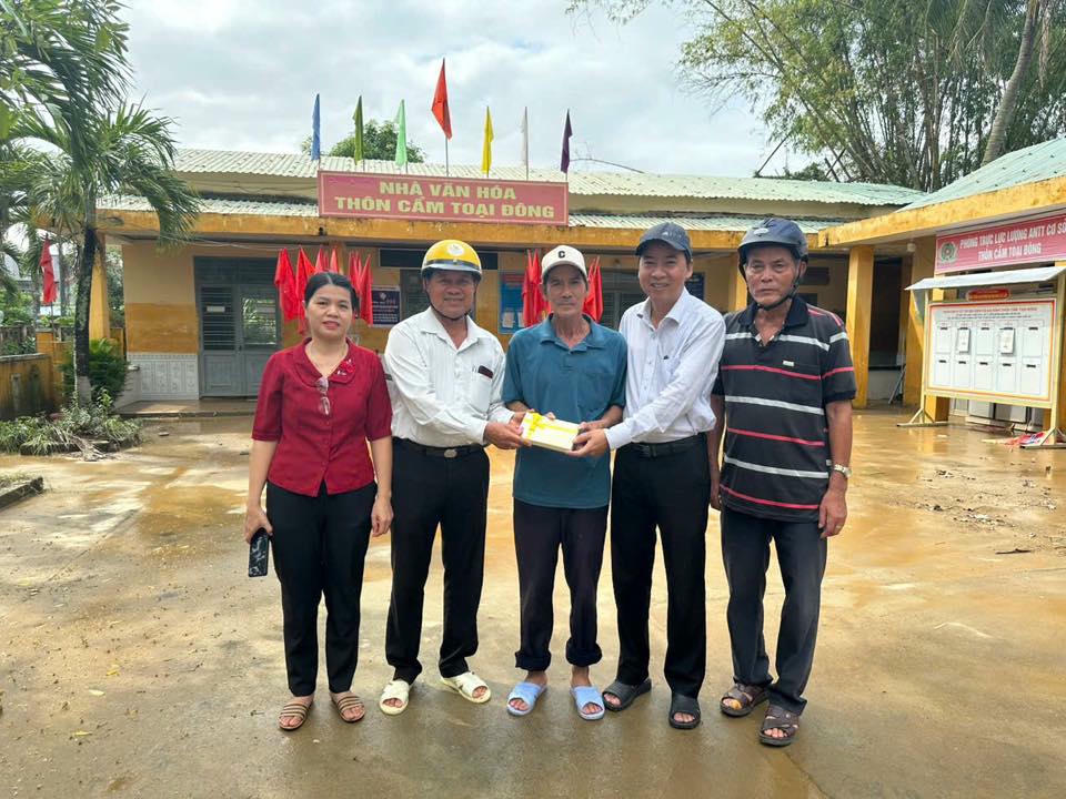 Ông Lê Phú Nguyện, Chủ tịch UBND xã Hòa Vang tặng qua Ban công tác Mặt trận thôn. Ảnh: Quốc Lành.