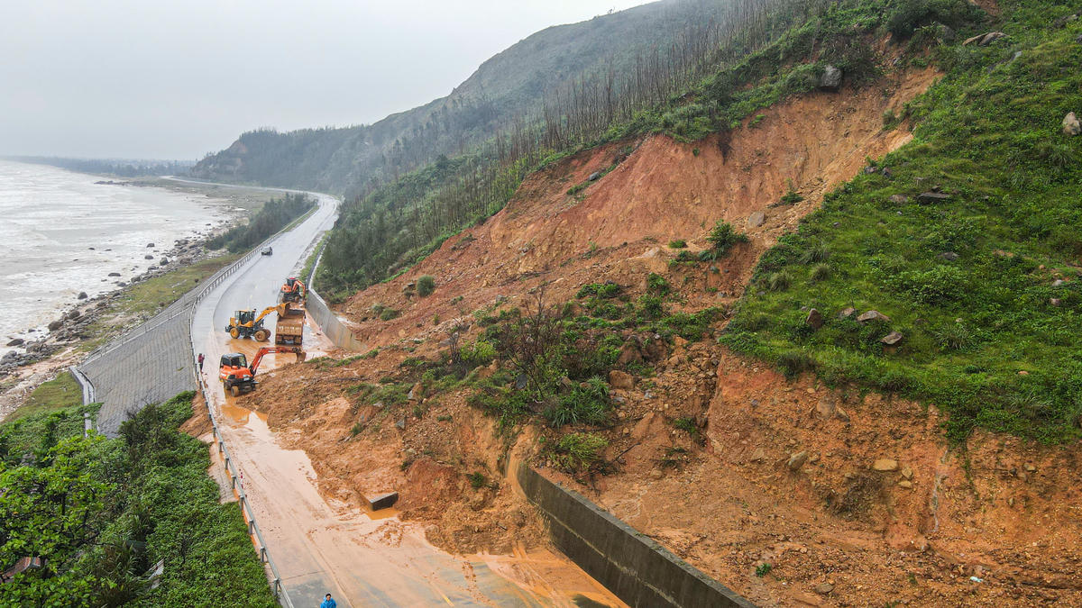 Tại tuyến đường ven biển nối xã Kỳ Khang với phường Hải Ninh, hơn 2.000 m3 đất đá từ vách núi bất ngờ sạt xuống, tràn ra mặt đường kéo dài khoảng 30m, khiến tuyến đường bị chia cắt hoàn toàn. Ảnh: Cẩm Kỳ