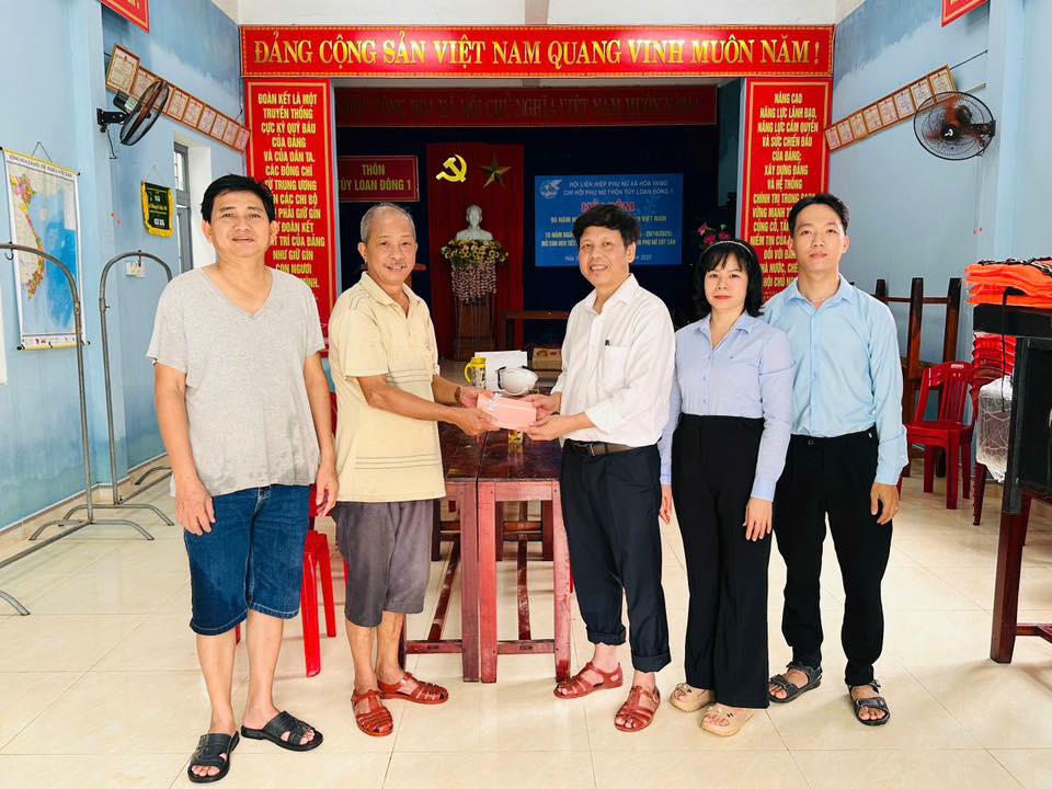 Ông Bùi Hồng Trung, Bí thư Đảng ủy xã Hòa Vang biểu dương, động viên Ban công tác Mặt trận thôn. Ảnh: Quốc Lành.