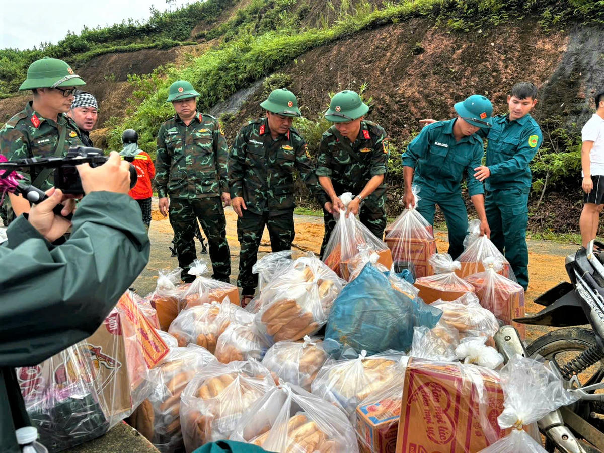 Các nhu yếu phẩm tập kết ngoài bìa rừng để đưa vào các hộ dân bị cô lập do sạt lở đất đá. Ảnh: CV.