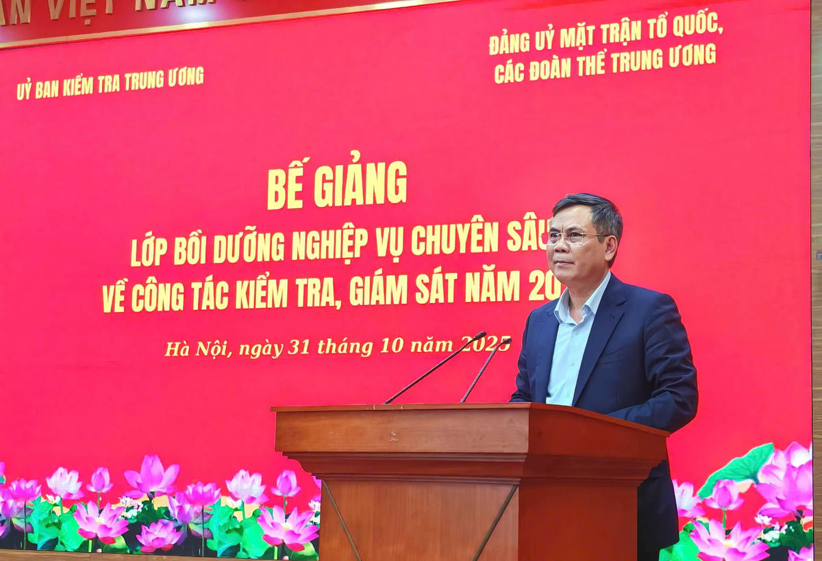 Ông Trần Thắng - Phó Bí thư, Chủ nhiệm Ủy ban Kiểm tra Đảng ủy MTTQ,các đoàn thể Trung ương phát biểu tại Lễ bế giảng