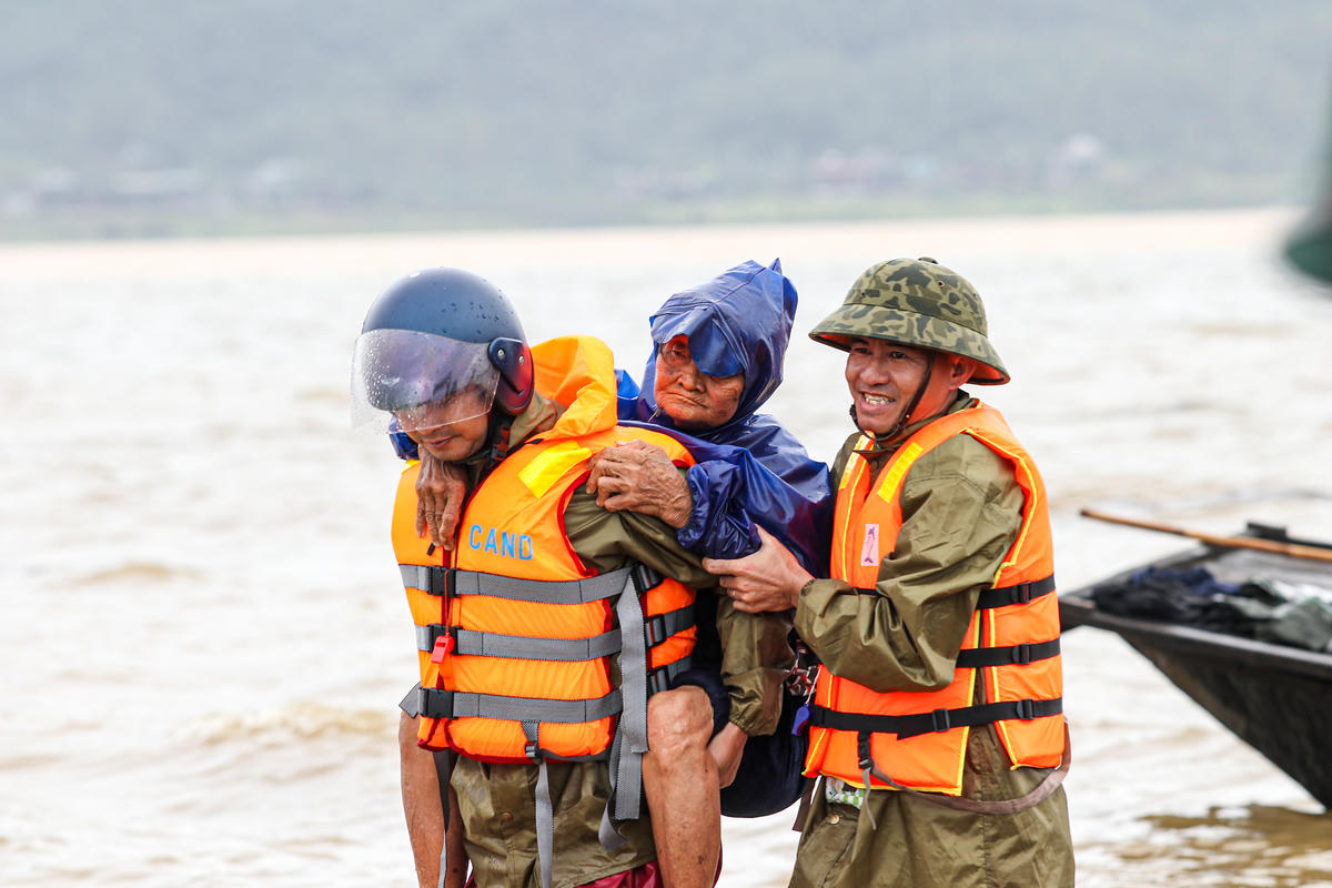 Dù thời tiết còn diễn biến phức tạp, nhưng người dân có thể yên tâm vì chính quyền luôn túc trực, hỗ trợ kịp thời. Ảnh: Cẩm Kỳ 