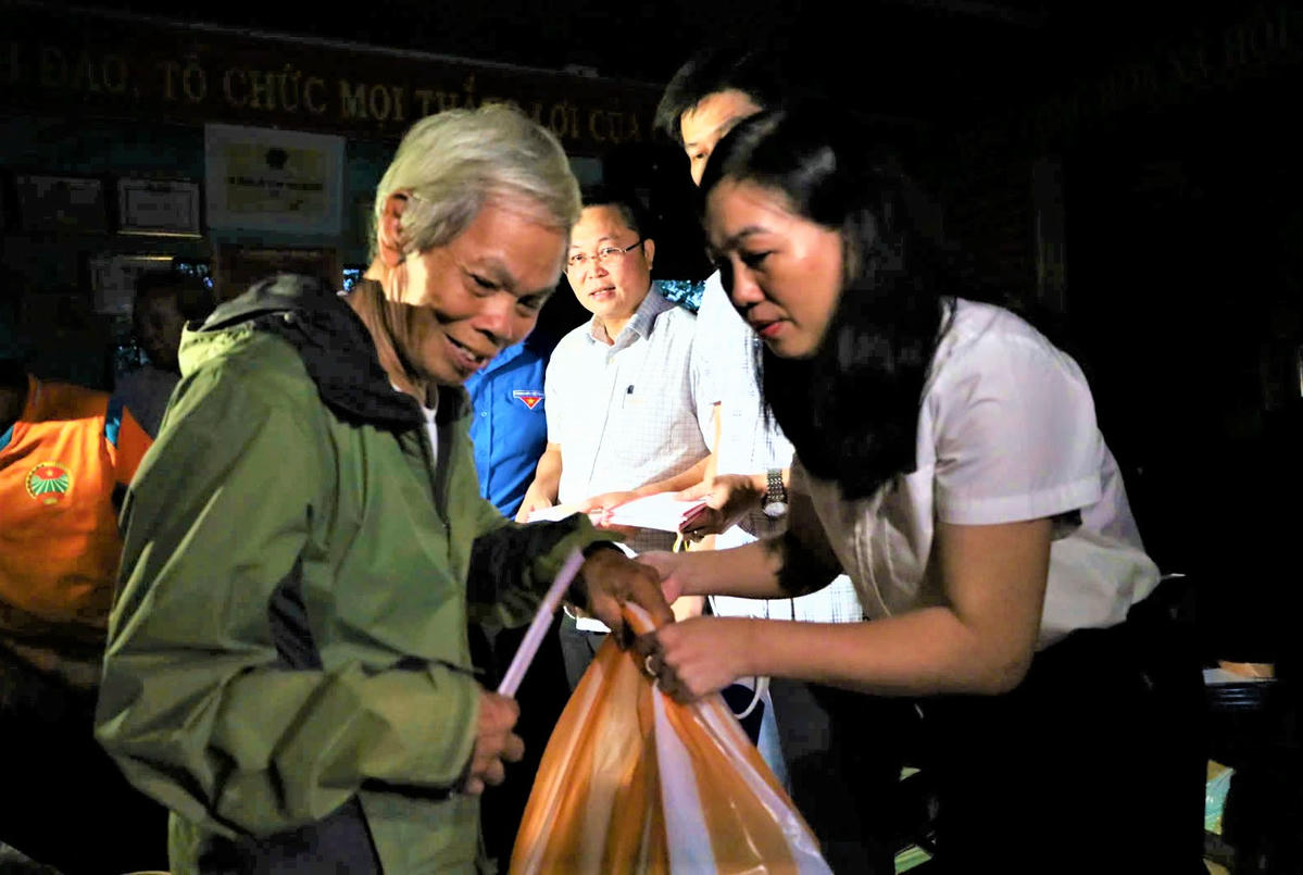 Phó Chủ tịch Ủy ban Mặt trận Tổ quốc Việt Nam TP Đà Nẵng Nguyễn Thị Thanh Phương tặng quà cho người dân thôn Kỳ Lam. Ảnh: Chí Đại.