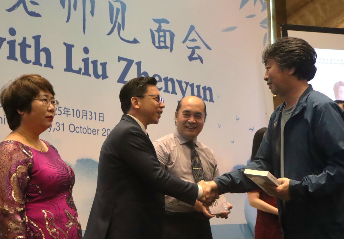 Nhà văn Lưu Chấn Vân tặng sách cho độc giả TP Hồ Chí Minh. Ảnh: Hồng Phúc.