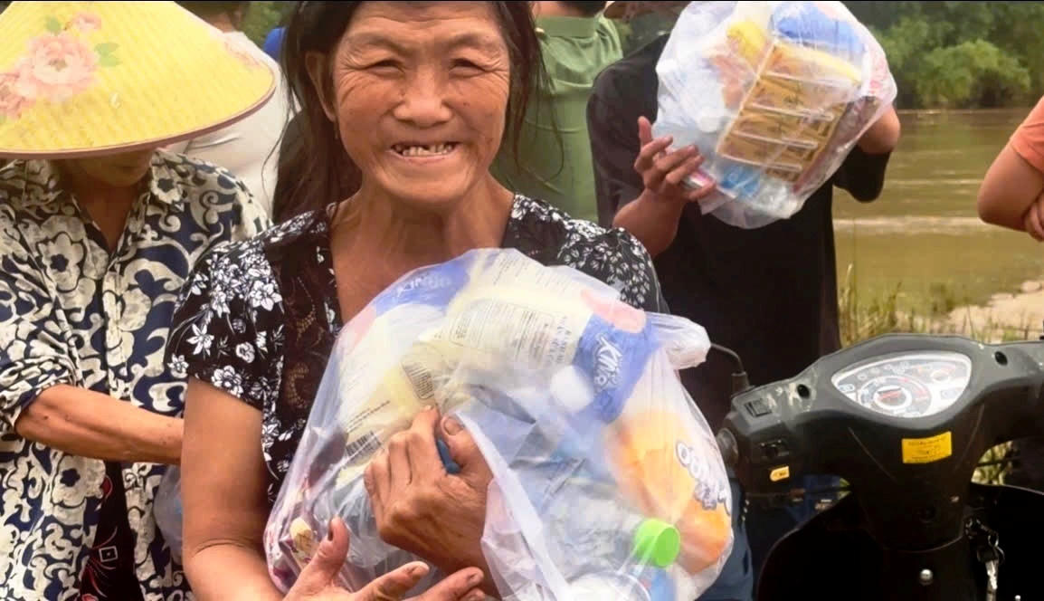 Bà Nguyễn Thị Ba, thôn Thái Chấn Sơn, xã Thượng Đức, TP Đà Nẵng cảm động trước những phần quà của tuổi tuổi trẻ Công an TP Đà Nẵng dành cho mình. Ảnh: Phước Thành.