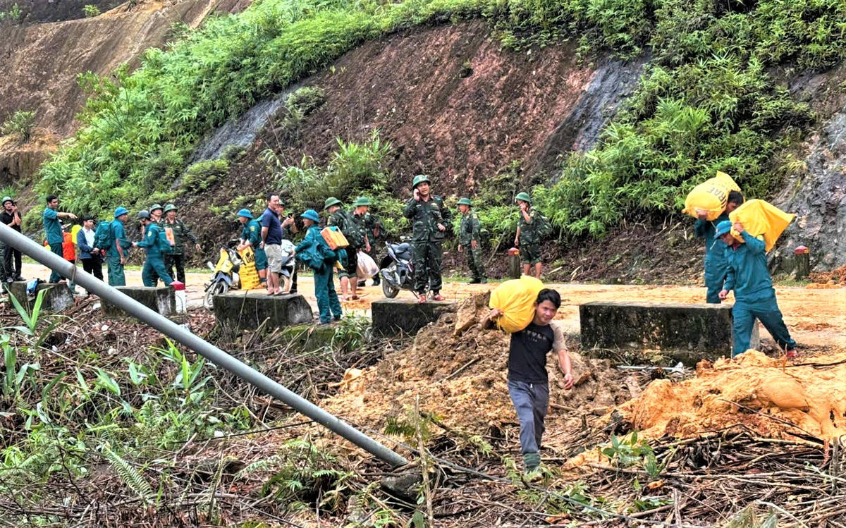 Lực lượng chức năng đang mang thực phẩm vào vùng sạt lở Trà Leng. Ảnh: CV.