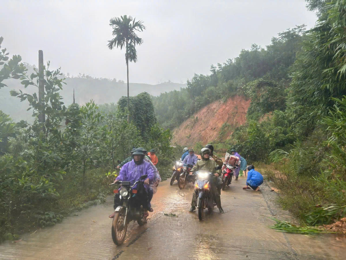 Công an xã Avương, TP Đà Nẵng vượt những nơi sạt lở núi để tiếp tế lương thực cho người dân. Ảnh: Phước Thành.