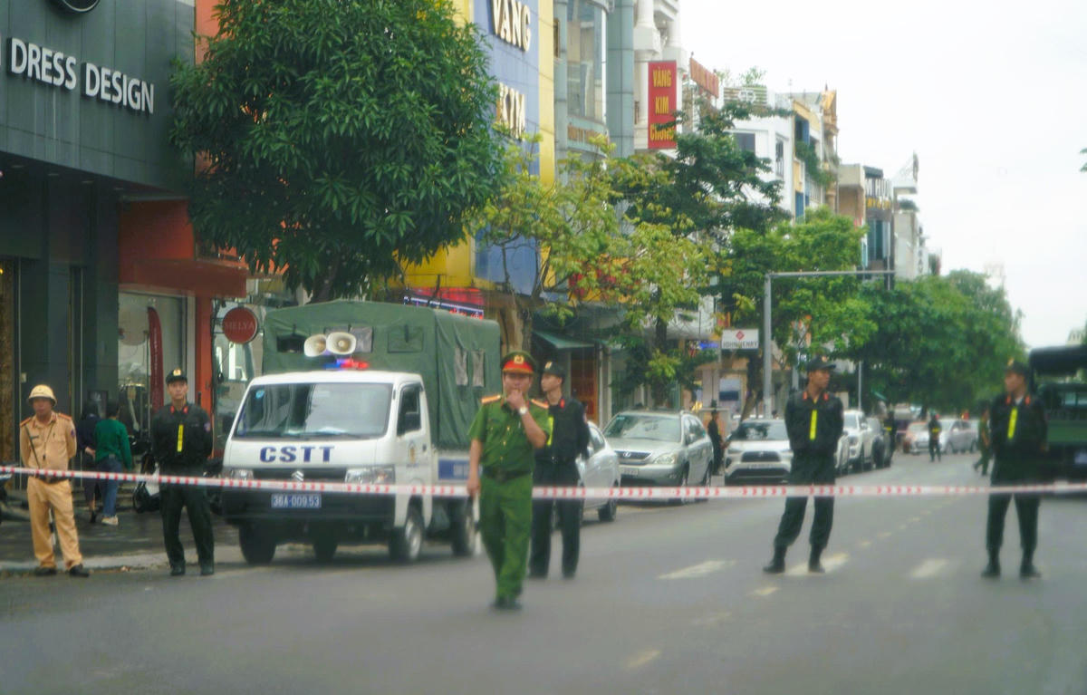 Lực lượng công an căng dây, cấm các phương tiện qua lại trên tuyến phố Lê Hoàn. Ảnh: Nguyễn Chung.