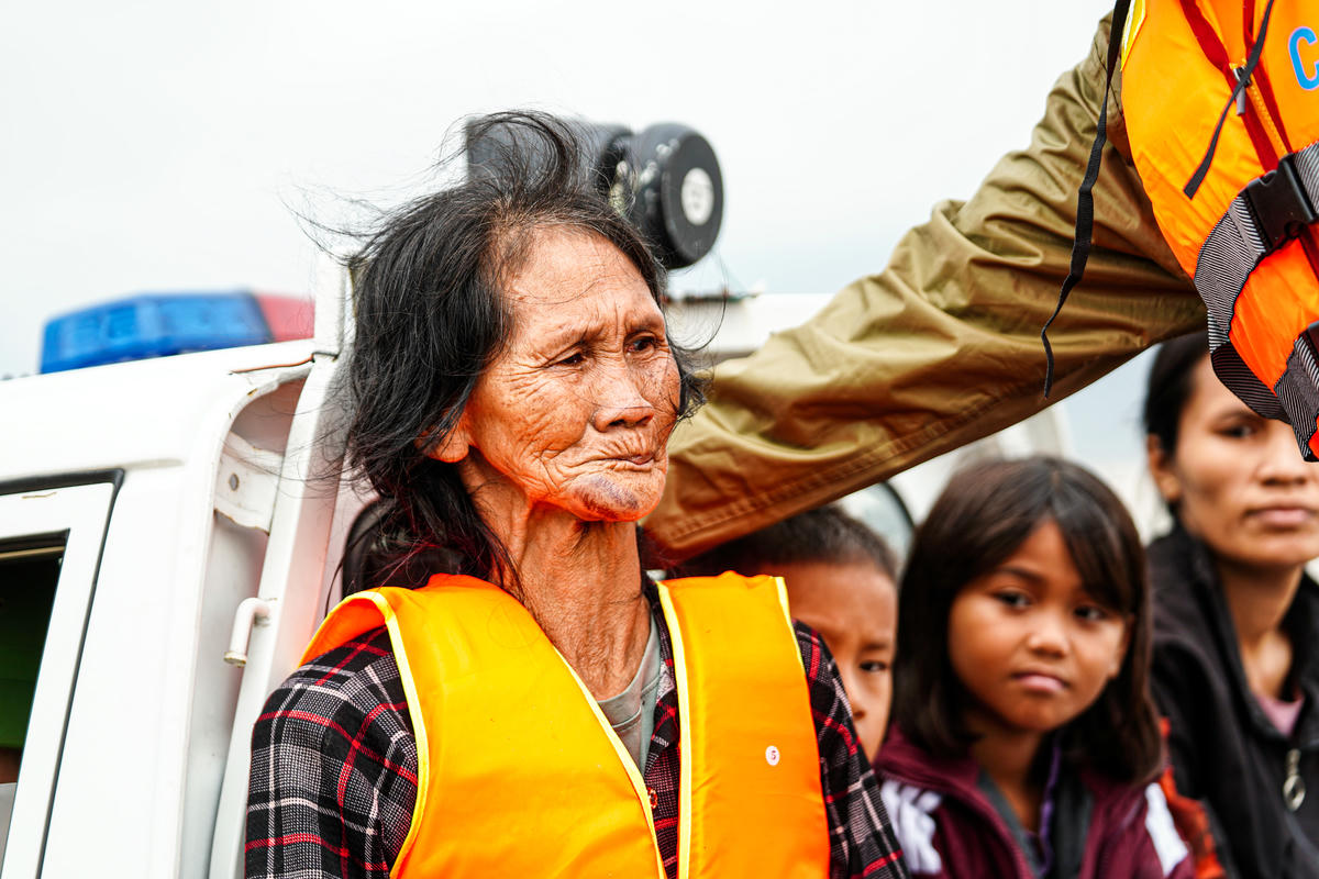 Người dân xúc động khi được đưa đến nơi tránh trú an toàn. Ảnh: Cẩm Kỳ 