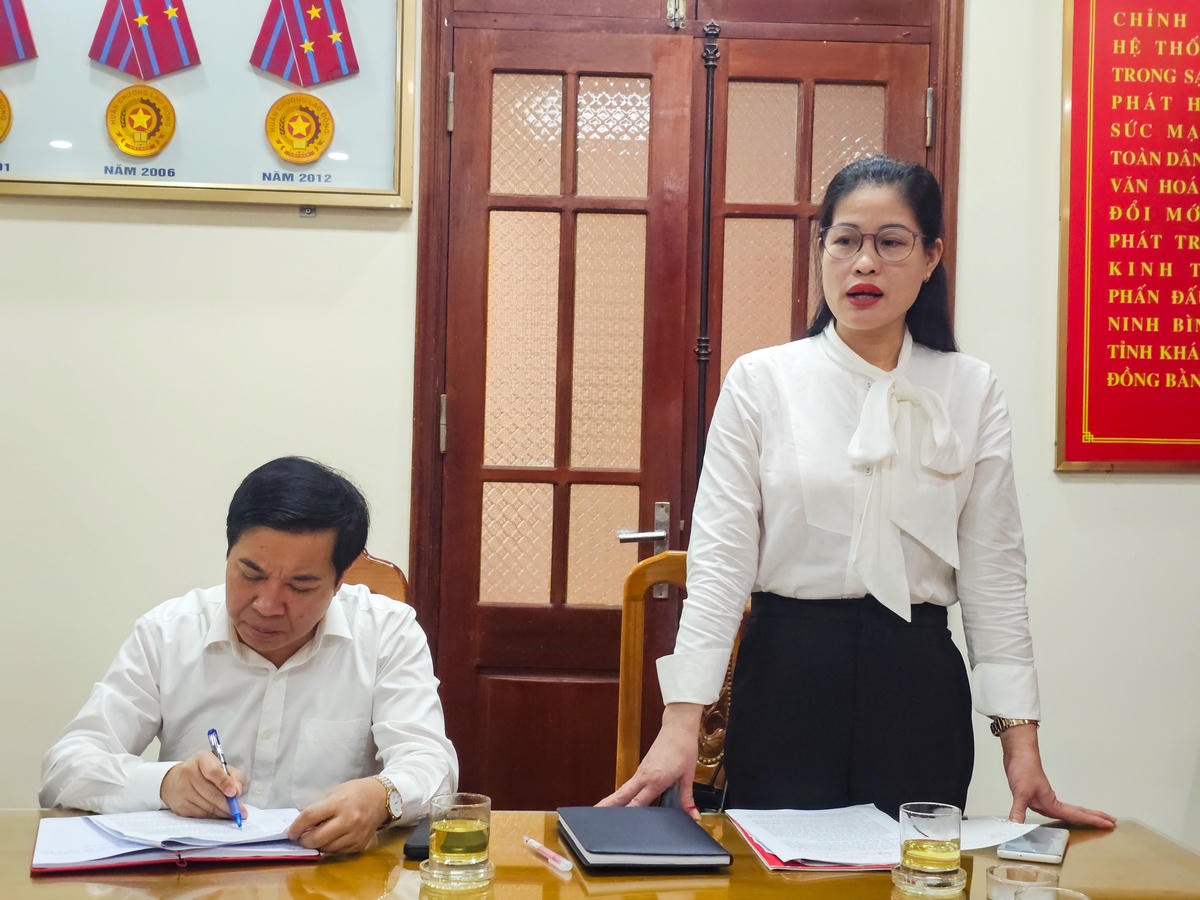 Bà Trần Thị Thoa - Phó Chủ tịch Ủy ban MTTQ tỉnh thông tin về kế hoạch tổ chức Đại hội đại biểu MTTQ tỉnh Ninh Bình lần thứ I. Ảnh: Đình Minh