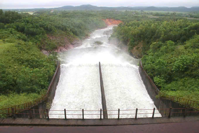 Hồ Kẻ Gỗ tăng lưu lượng xả lũ để ứng phó mưa lũ. Ảnh: HN.