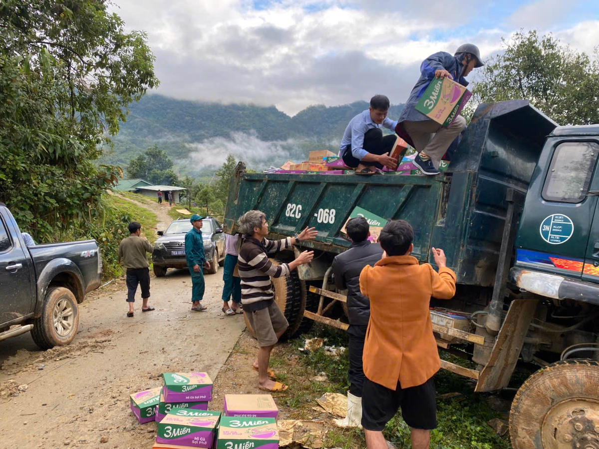 Nhu yếu phẩm được tập kết để vận chuyển vào cho 400 hộ dân đang bị cô lập. Ảnh: CV.