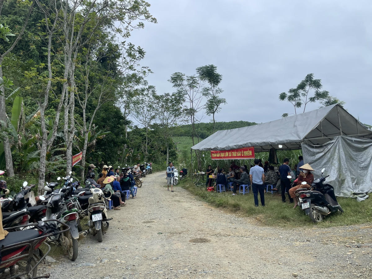 Người dân thôn Lâm Chính, xã Thanh Quân dựng lều tạm để phản đối trang trại lợn gây ô nhiễm môi trường, đóng trên địa bàn. Ảnh: Nguyễn Chung.