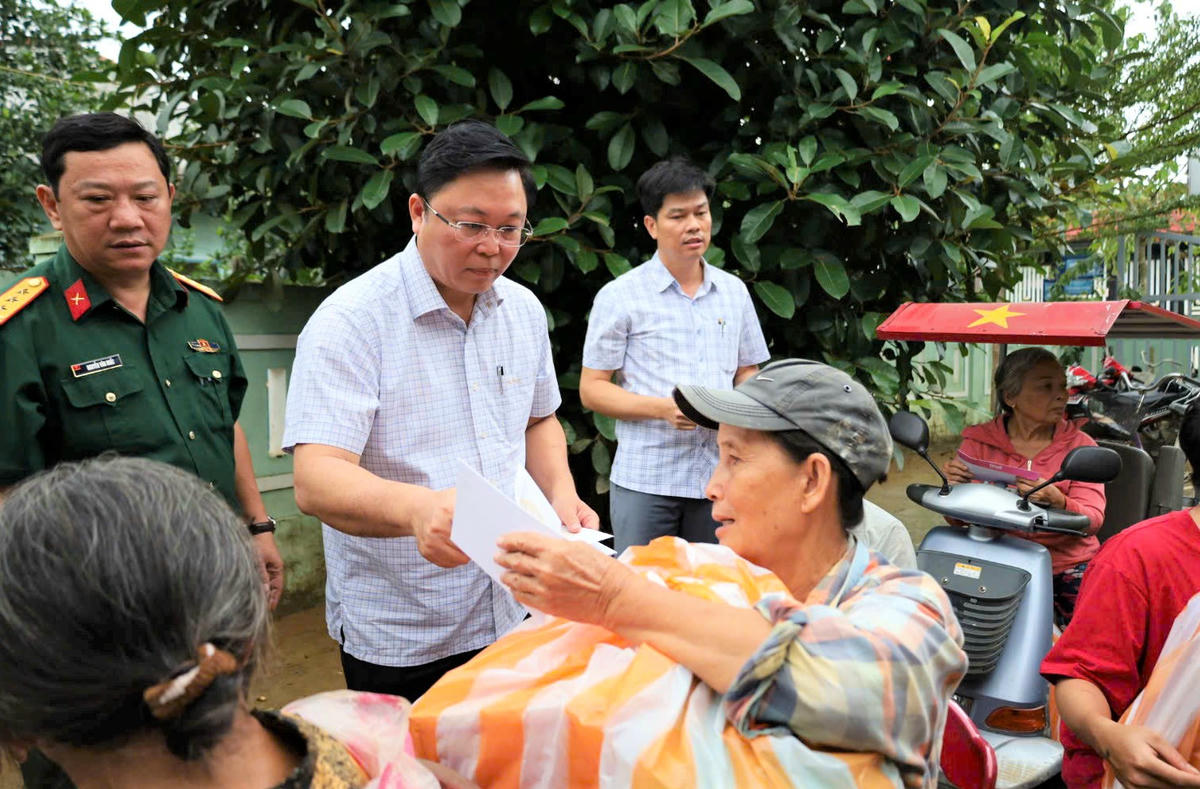 Chủ tịch Ủy ban ban Mặt trận Tổ quốc Việt Nam TP Đà Nẵng Lê Trí Thanh trao quà cho người dân thôn Kỳ Lam. Ảnh: Chí Đại.