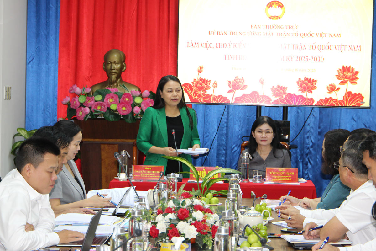 Phó Chủ tịch - Tổng Thư ký Nguyễn Thị Thu Hà góp ý cho công tác chuẩn bị Đại hội Mặt trận tỉnh Đồng Nai. Ảnh: Q.Đ.