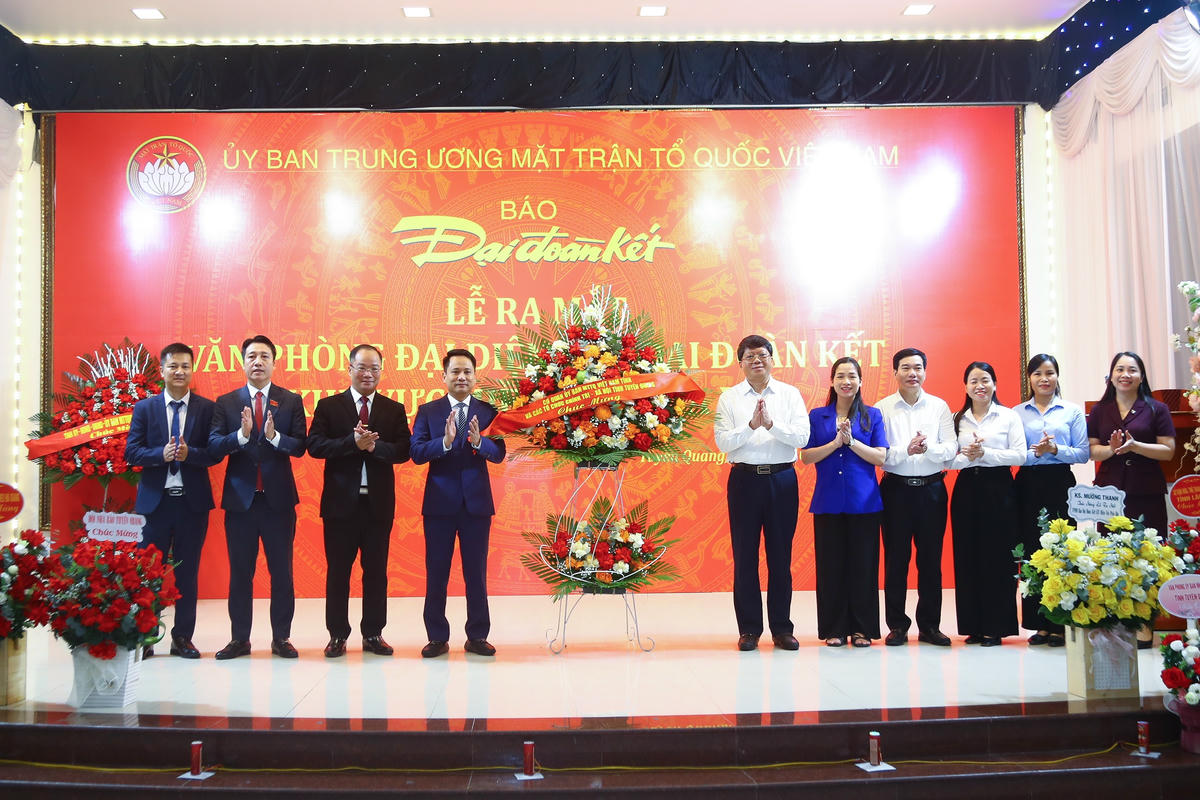Ông Hà Trung Kiên, Ủy viên Ban thường vụ Tỉnh ủy, Phó Chủ tịch Thường trực Ủy ban MTTQ Việt Nam tỉnh Tuyên Quang cùng đại diện lãnh đạo các tổ chức chính trị - xã hội  tỉnh Tuyên Quang tặng hoa chúc mừng lãnh đạo Báo Đại đoàn kết và Văn phòng đại diện. Ảnh: Lê Khánh.