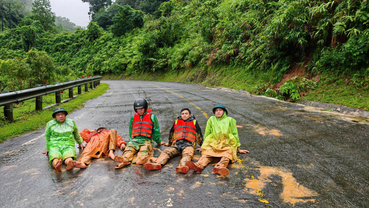 Phút nghỉ ngơi của các chiến sĩ sau khi vượt những chặng đường đầy đất đỏ và đá sỏi. Ảnh Phước Thành.