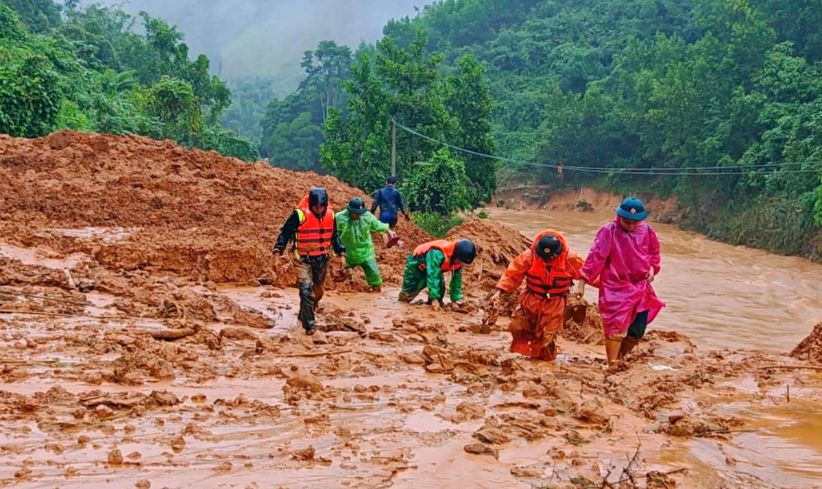 Sau lũ nhiều nơi ở xã xã Avương, TP Đà Nẵng bùn đất tràn ngập. Ảnh: Phước Thành.