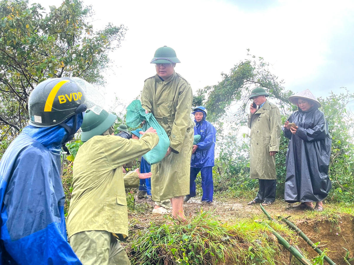 Sáng 31/10, chính quyền địa phương, lực lượng chức năng, người dân phường Vũng Áng tập trung khắc phục sự cố. Ảnh: VA.
