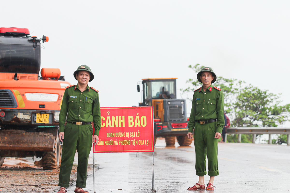 Mưa lớn gây sạt lở nghiêm trọng, nhiều tuyến đường ở Hà Tĩnh bị chia cắt