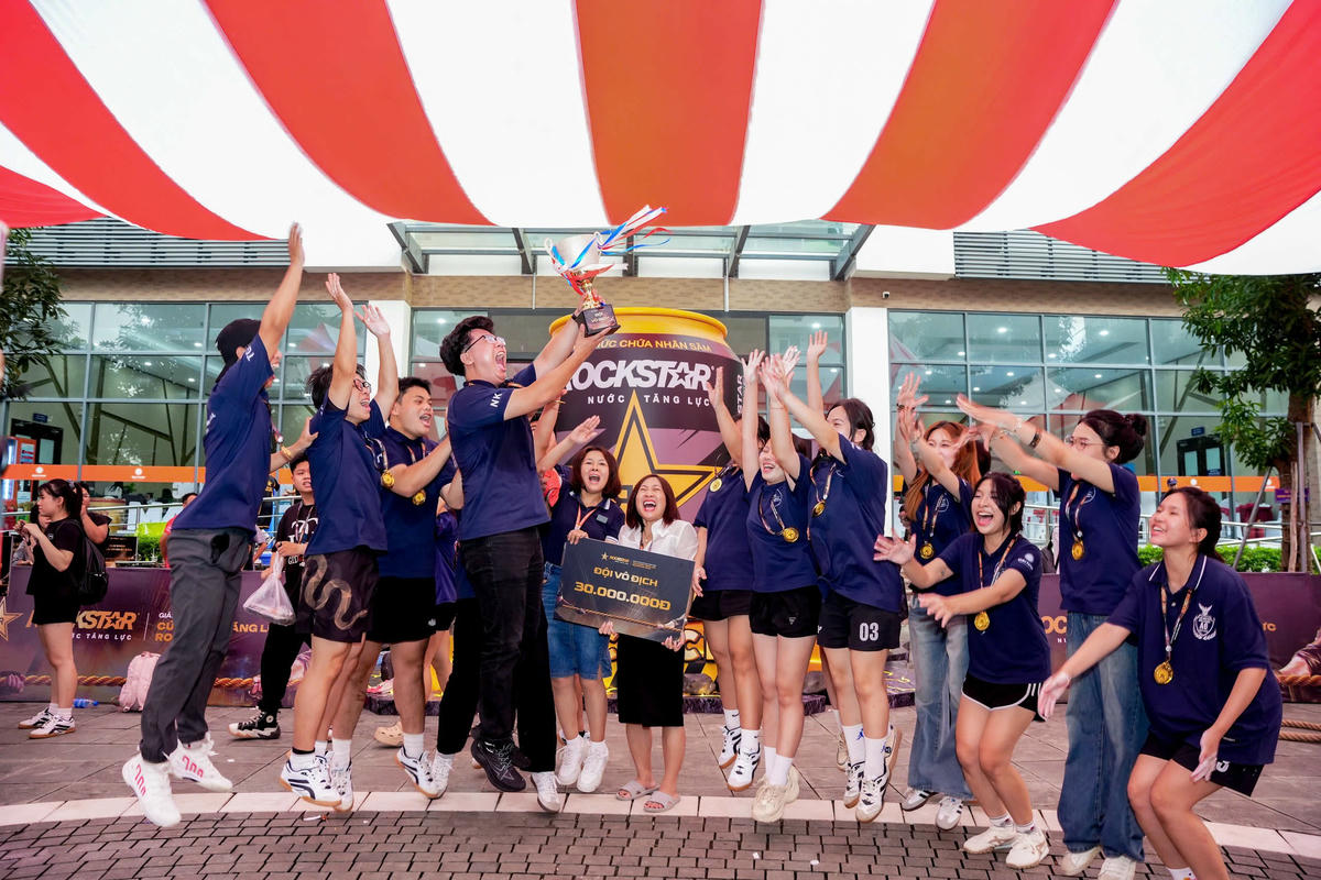 Các sinh viên Đại học Đại Nam ăn mừng chiến thắng trong vòng loại đầu tiên. Ảnh: BTC.