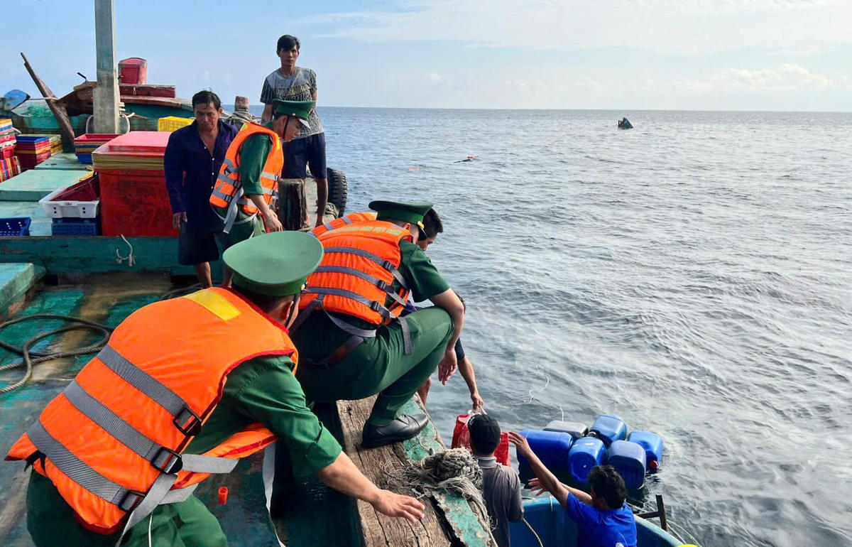 Lực lượng Đồn Biên phòng Côn Đảo, BĐBP TP Hồ Chí Minh tiếp cận đưa các ngư dân bị nạn lên tàu đưa vào bờ an toàn. Ảnh: Quang Anh.