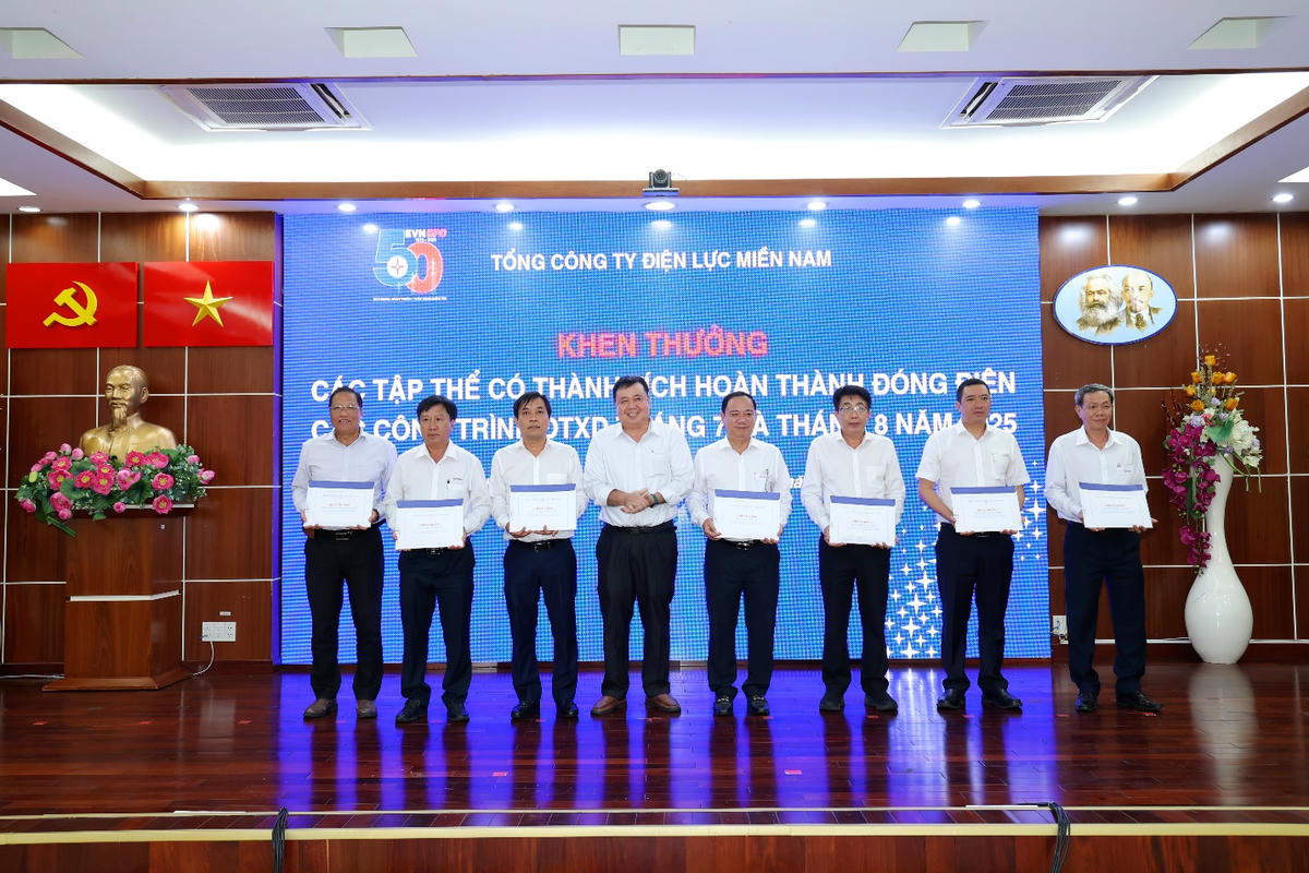 Hàng tháng, EVNSPC tổ chức khen thưởng các tập thể, cá nhân có thành tích trong công tác đóng điện các công trình