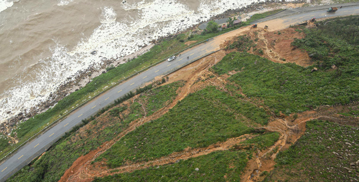 Đại diện Trung tâm quản lý, bảo trì hạ tầng giao thông, Sở Xây dựng Hà Tĩnh cho biết, hiện ngành đang phối hợp với các địa phương kiểm tra toàn bộ tuyến ven biển và các đoạn đường kết nối cao tốc, đánh giá nguy cơ tiếp tục sạt lở, đồng thời chỉ đạo đơn vị thi công huy động phương tiện cơ giới thu dọn, san gạt đất đá, khơi thông cống rãnh, đảm bảo lưu thông sớm nhất có thể. Ảnh: Cẩm Kỳ 