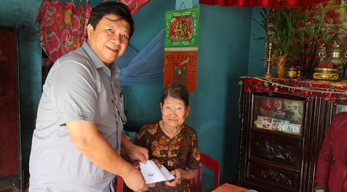 Lãnh đạo phường Hải Vân đến trao quà tại nhà cho người dân khó khăn bị ngập lụt. Ảnh: Kim Hiếu